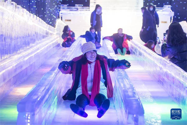 市民在冰雪艺术节现场体验冰雪互动项目