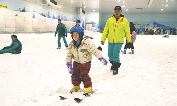 马鞍山市民在郑蒲港启迪乔波冰雪世界享受滑雪乐趣