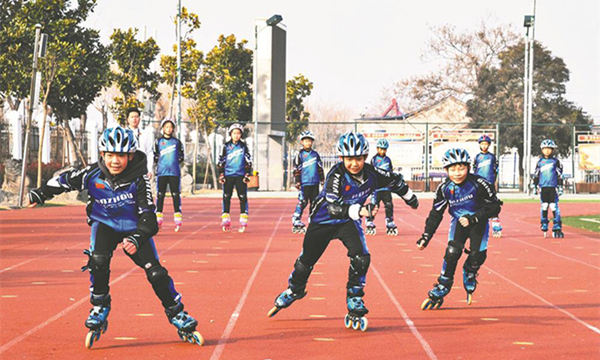 亳州市谯城区拂晓小学学生在教练的指导下练习轮滑